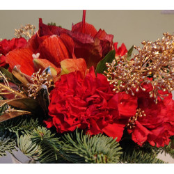 Matala kimppu punaista tai valkoista ja kultaa