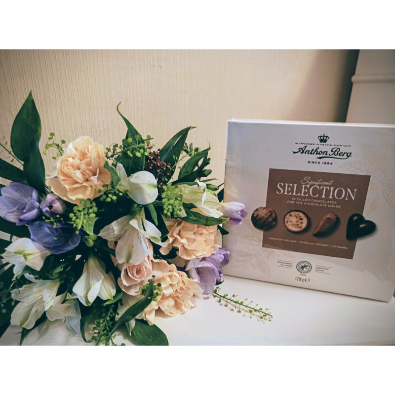 Hempeä kimppu ja suklaarasia