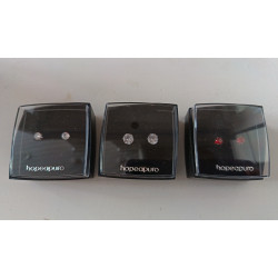 Hopeapuron  nappikorvakorut kivellä