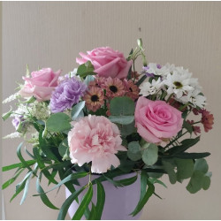 Hempeä asetelma keramiikka astiassa