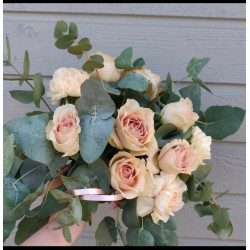 Heittokimppu ruusu ja eukalyptus