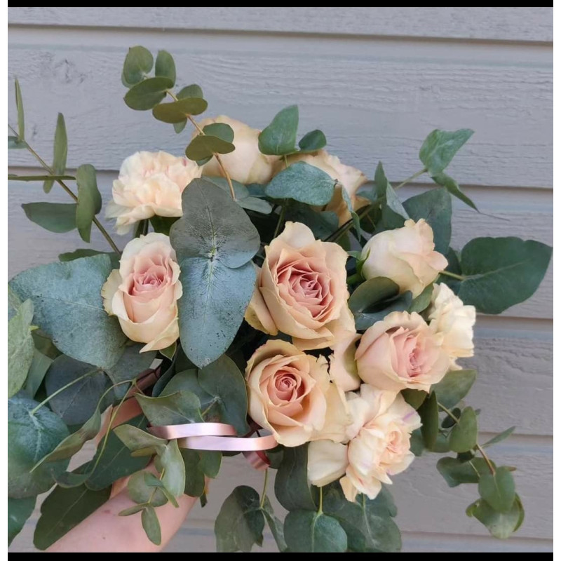 Heittokimppu ruusu ja eukalyptus