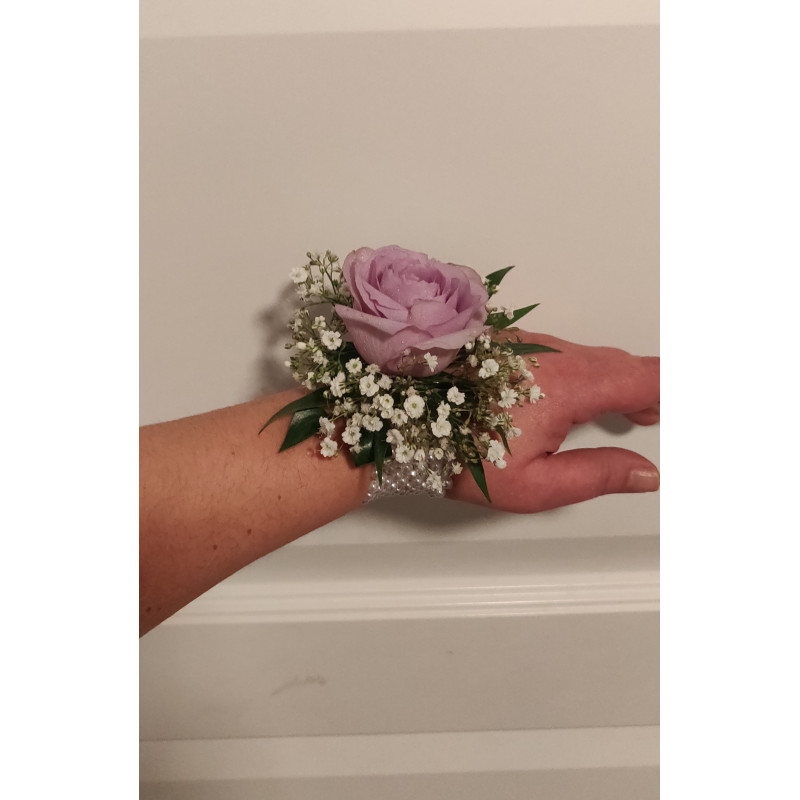 Rannekukka ruusulla ja harsolla.