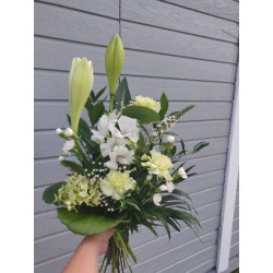 Osanottokimppu valkoliljalla