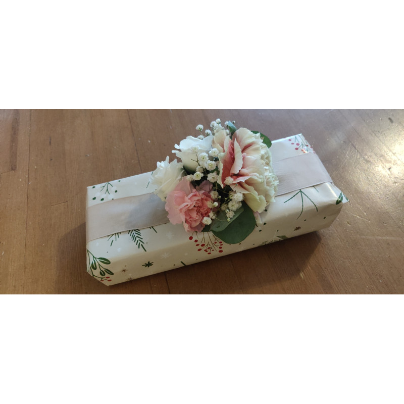 Suklaarasia koristeltu kukkasilla